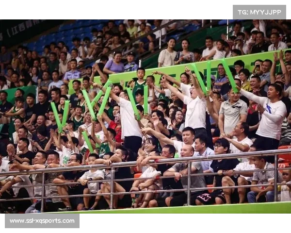 欧篮联德比战观众席爆满，呐喊声浪撼动场馆